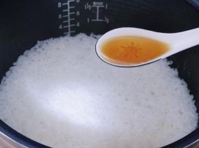 锅中水分快干时淋锅边一勺芝麻油！