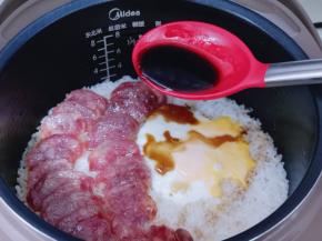 焖好的米饭打开盖子，香味扑鼻而来，淋上调味汁，摆上青菜！