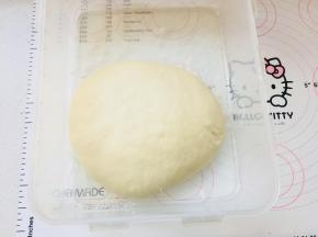 将主面团材料与中种混合成团，放入保鲜盒发酵尽量按扁，让面团中心温度与边缘尽量接近。发酵至2倍大。