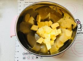 发酵过程中，制作馅料。黄油室温软化