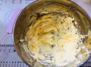 加入糖粉打发至颜色发白体积变大
