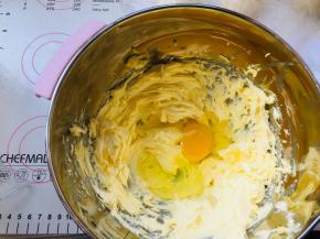 分次加入鸡蛋，搅打均匀。