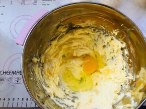 分次加入鸡蛋，搅打均匀。