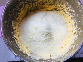 加入奶粉，搅拌均匀后，放入冰箱冷藏。