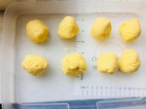 冷藏后，将馅料滚圆。馅料份量45到55克都可以。