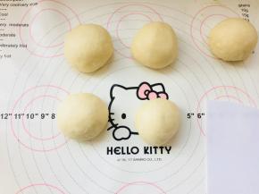 将面团分割成75克左右大小的面团。松弛20分钟。面团大小可以根据自己要求调整。取出冷藏后的馅料，分割成团，大概45克一个。