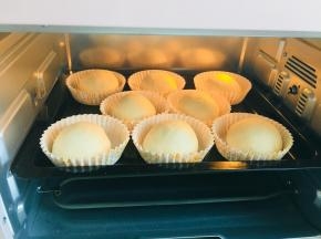 将包好馅料的面团，放入纸托，进行2次发酵。