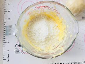 酥皮部分，黄油室温软化，加入糖粉搅拌均匀后分次加入蛋液，加入低粉，搅拌均匀后装入裱花袋中。