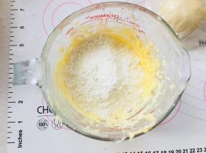 酥皮部分，黄油室温软化，加入糖粉搅拌均匀后分次加入蛋液，加入低粉，搅拌均匀后装入裱花袋中。