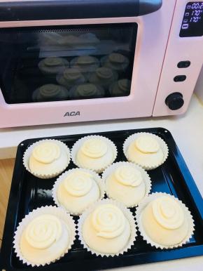 将酥皮由内向外画圈，挤于发酵好的面包上