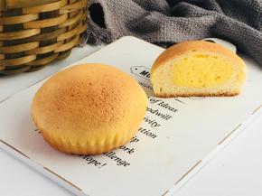 墨西哥酥皮上色根据自己喜好，馅料大小亦可根据自己喜好增减。面包不放下面的纸托。下面就是圆圆的了。