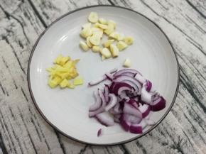 洋葱、姜和蒜切成粒