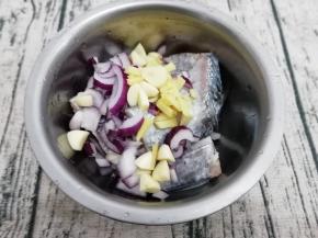 带鱼洗干净去除头和内脏，然后放入盆中，把姜、蒜、洋葱放入