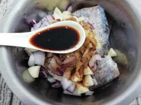 再放入生抽搅拌均匀，腌制30分钟以便入味