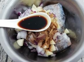 再放入生抽搅拌均匀，腌制30分钟以便入味