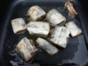 锅中加入适量的油，把腌制好的带鱼放入锅中，煎到两面金黄