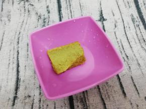 准备一块咖喱，放入容器中