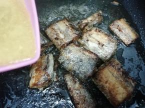 再把化开的咖喱水均匀的倒在煎好带鱼上，在加入少许的大烧开，转中火煮到剩下一点汤汁，即可关火