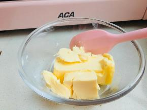 1、黄油室温软化到可以轻松搅拌成蛋黄酱状