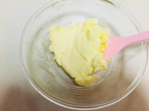 2、加入糖粉，将黄油打至微微发白，体积变大。