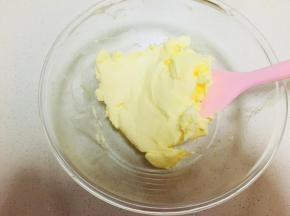 2、加入糖粉，将黄油打至微微发白，体积变大。