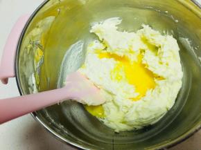 3、鸡蛋打散，分次加入到黄油糊中，没加入一次都是充分的搅打进去，再加下一次。