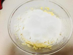 4、低粉与泡打粉事先混合，筛入到黄油糊中