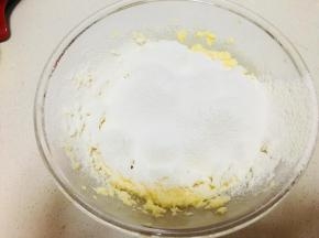 4、低粉与泡打粉事先混合，筛入到黄油糊中