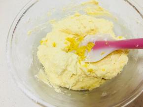 将刨下来的柠檬皮加入到搅拌好的黄油糊中。简单搅拌几下。