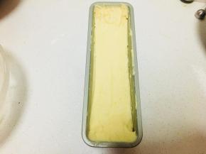 6、将黄油糊放入模具中，用刮刀将黄油糊抹成两头高中间矮的状态。