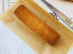 冷却后的磅蛋糕，将开裂的部分修掉，底部朝上。