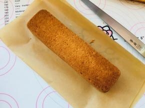 冷却后的磅蛋糕，将开裂的部分修掉，底部朝上。