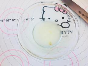 9、将柠檬汁与糖粉混合，直到它的状态达到，用勺子提起可以流线滴落。