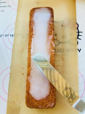 10、将柠檬糖涂到磅蛋糕表面抹平。