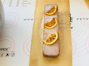 11、将糖渍柠檬放置与磅蛋糕表面。也可以选择自己喜欢的食材作为装饰。