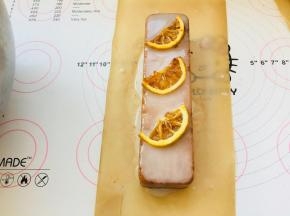 11、将糖渍柠檬放置与磅蛋糕表面。也可以选择自己喜欢的食材作为装饰。