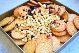 准备饼干，熟花生，水果干