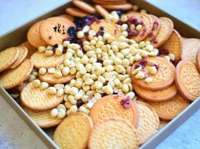 准备饼干，熟花生，水果干