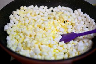 黄油融化，加棉花糖，小火炒到棉花糖融化