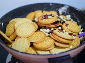 加饼干，花生，水果干