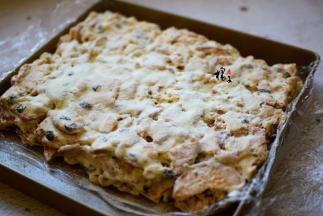 放烤盘，压实，反正面筛入奶粉，晾凉切块