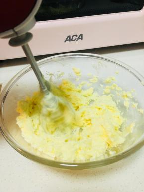 黄油室温软化，用打蛋器打至微微发白