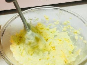 黄油室温软化，用打蛋器打至微微发白