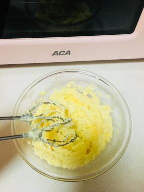 鸡蛋打散，分次加入到黄油中。每次都是充分打进去，再加下一次。