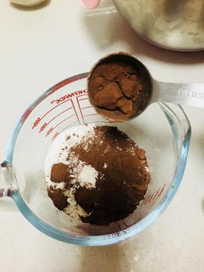 可可粉，低粉，泡打粉，事先混合。