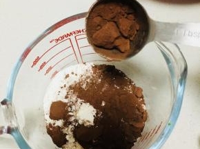 可可粉，低粉，泡打粉，事先混合。