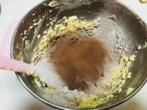 将事先混合好的粉类，筛入到黄油中。搅拌均匀。