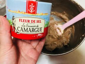 加入海盐，简单搅拌。