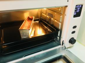 ACA-ATO-E43A烤箱170度40分钟，出炉立刻脱模，除了底部，注意！是底部。就是不开裂的那面。刷少量的君度橙酒，包裹保鲜膜静置与阴凉处，如果不淋面静置2到3天味道最佳。