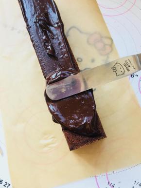 趁热涂抹于蛋糕上。抹平